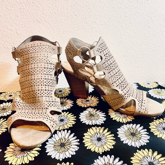 CityClassified laser cut out stacked heel bootie - Picture 2 of 3